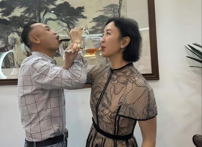 香港女星远嫁内蒙富商，庆祝结婚8周年