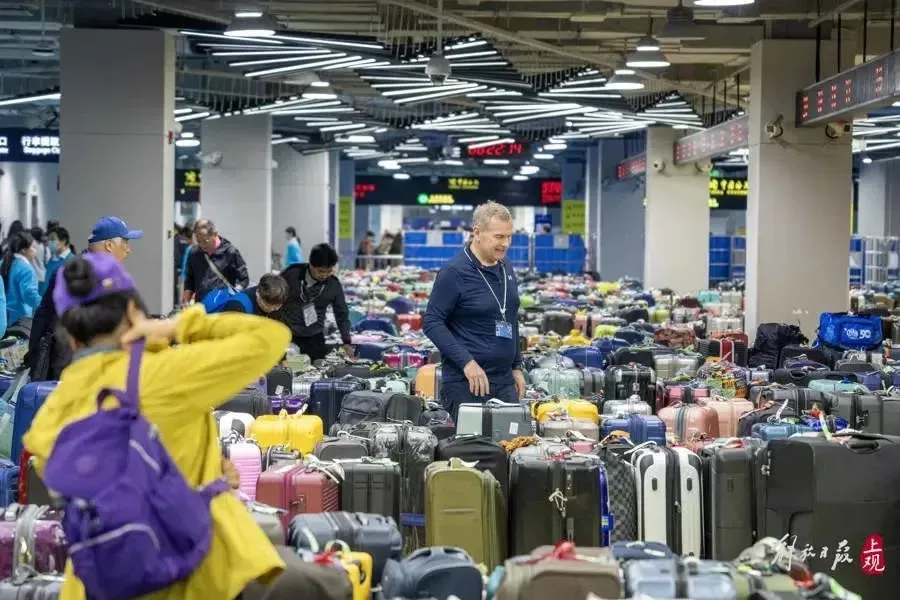 来上海的外国人猛增 “衣服、行李箱都想买…”
