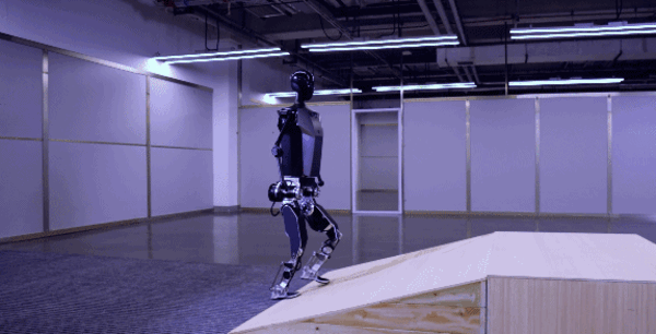 全球首个纯电驱拟人奔跑 中国发布机器人天工