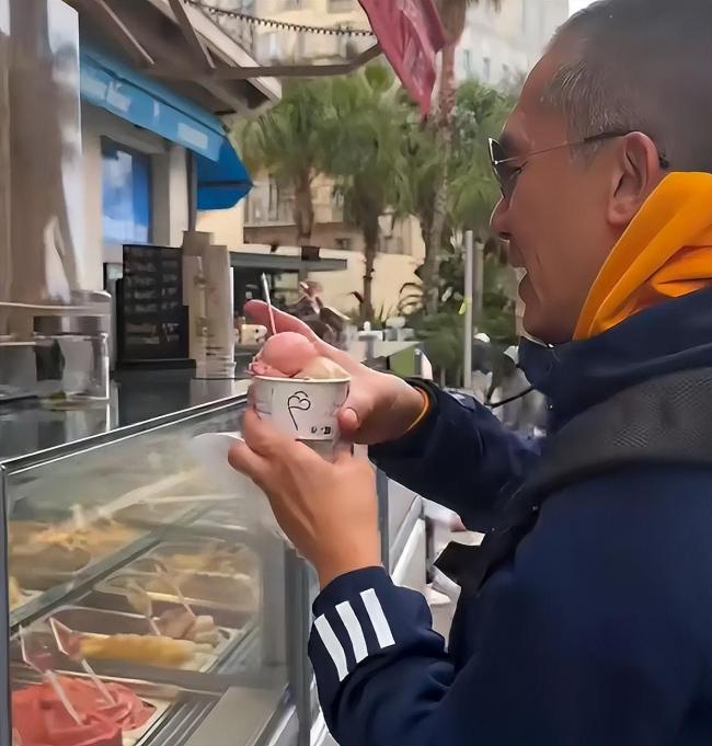 刘嘉玲夫妇国外度假 61岁梁朝伟在街头吃冰淇淋