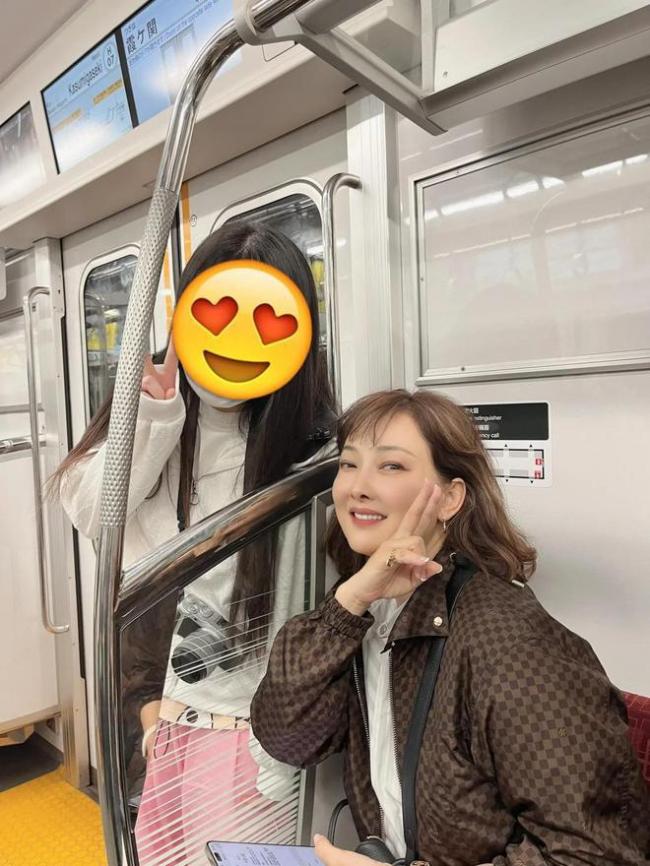 50岁牛莉日本坐地铁 模样大变疑整容失败