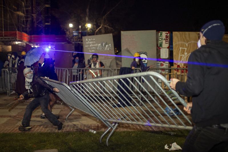 示威者在洛杉磯加州大學的一個營地發生衝突。美聯社