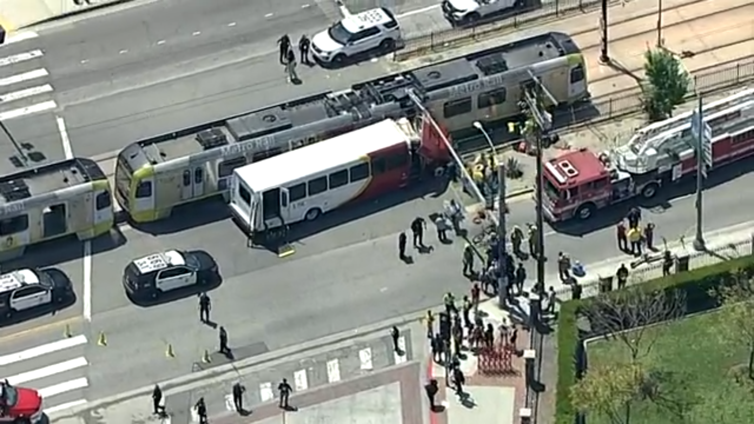 洛杉矶轨交列车与南加大校车相撞 至少55人受伤_图1-1