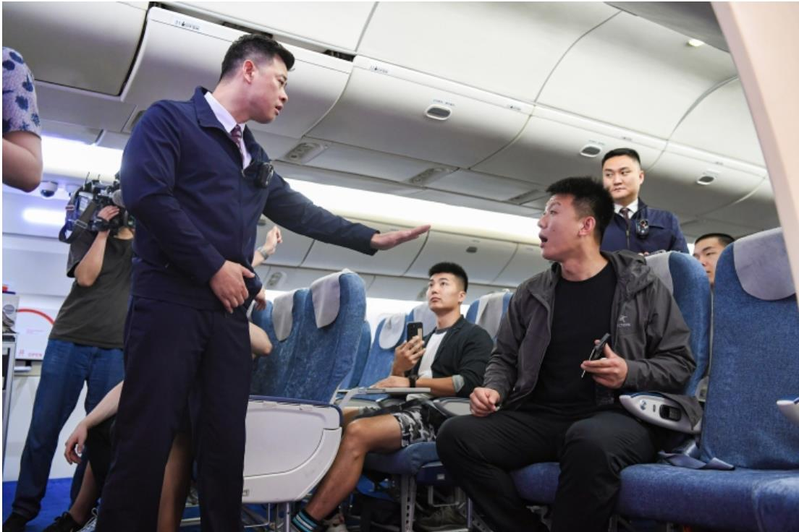 中国东方航空与上海机场公安2023年9月进行机闹事件模拟处置演习。 （图/取自文汇...