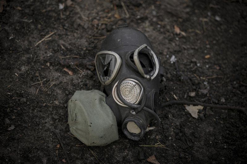 美控俄對烏軍動用化學武器違反國際公約。圖為2022年3月於基輔郊外，烏軍攻克俄軍陣地發現的防毒面具。美聯社