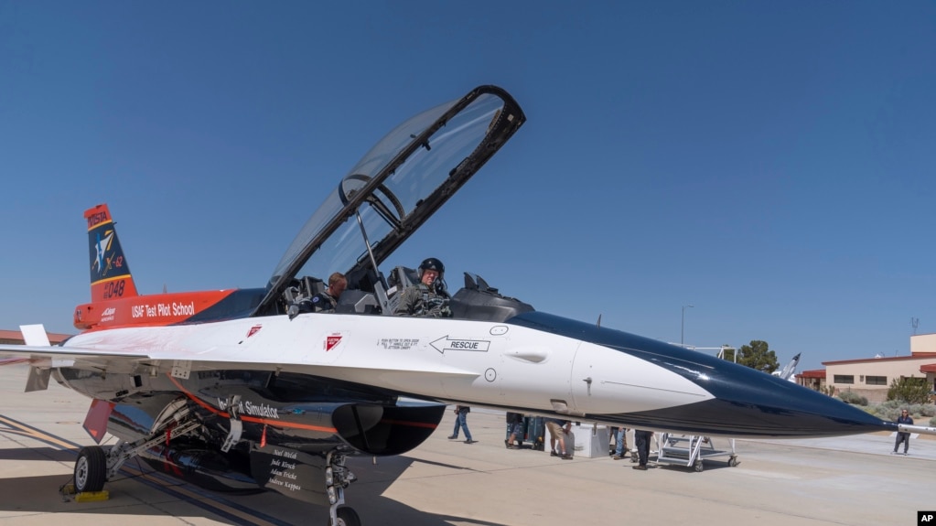 美国空军部长弗兰克·肯德尔2024年5月2日坐在加利福尼亚州爱德华兹空军基地一架人工智能控制的F-16飞机内。