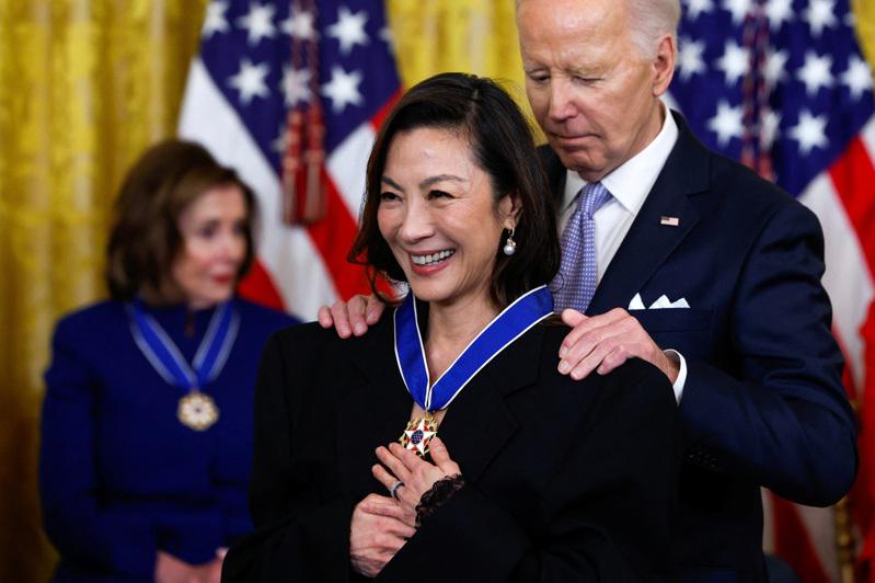 杨紫琼获拜登总统颁发美国平民最高荣誉总统自由奖章。 （路透）