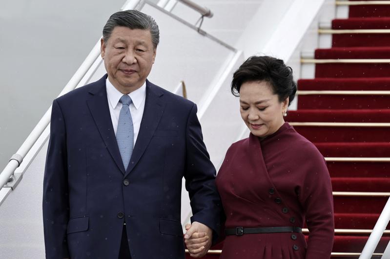 中国国家主席习近平(左)偕夫人彭丽媛抵法国。(欧新社)