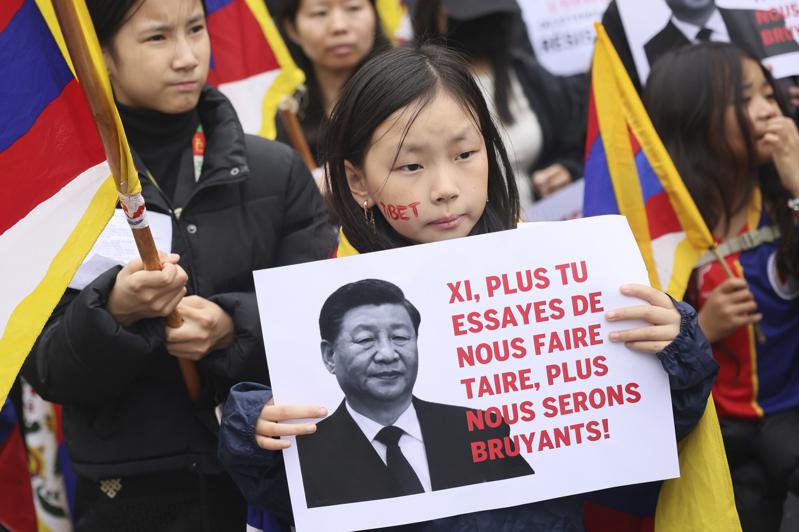 抗议习近平的挺西藏示威群众。(美联社)