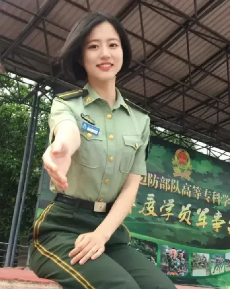 中國退役女兵錢瑩敏在轉任警職後，因「邊檢小花」帳號獲得網友盛讚，「全網最甜退役女兵」。翻攝微博/邊檢小花
