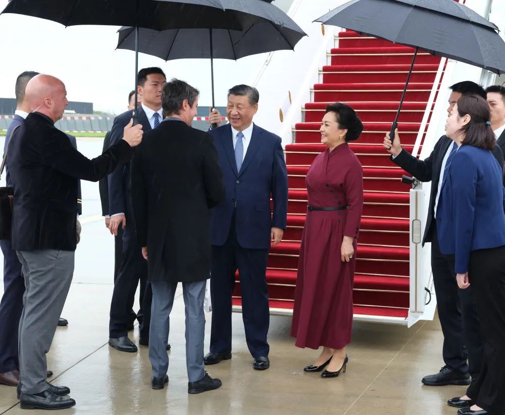 习近平访问法国 称赞法国总理中文“讲得很好，很标准”_图1-2