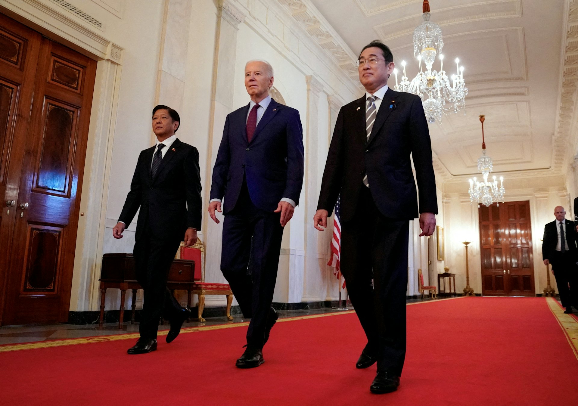 菲律賓總統小馬可斯、美國總統拜登、日本首相岸田文雄4月11日在白宮舉行三邊會談。（Reuters）