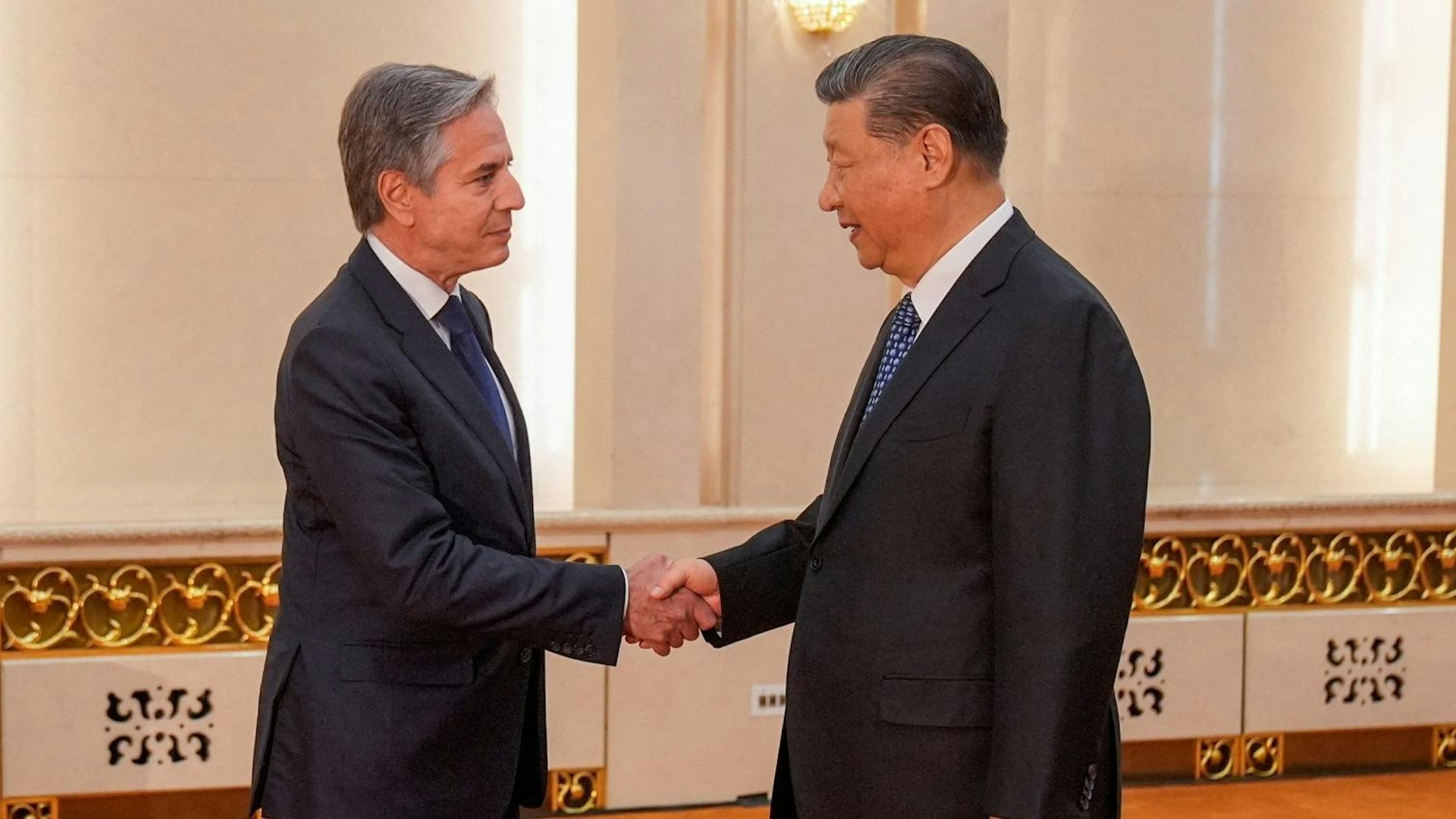 布林肯訪華：圖為2024年4月26日中國國家主席習近平在北京人民大會堂會見美國務卿布林肯（Antony Blinken）。  （Mark Schiefelbein/Pool via REUTERS）