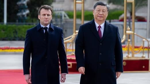圖為法國總統馬克宏（左）去年4月訪問北京，與中國國家主席習近平（右）齊步畫面。（圖／翻攝自新華社）