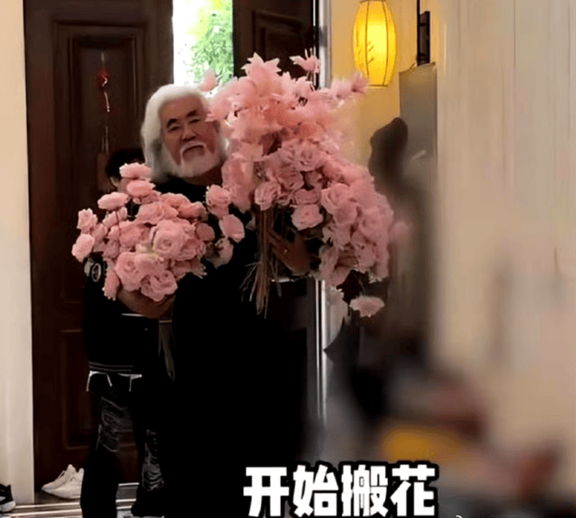 导演张纪中为娇妻庆生 买千朵玫瑰花布置豪宅