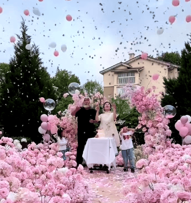 導演張紀中為嬌妻慶生買千朵玫瑰花佈置豪宅