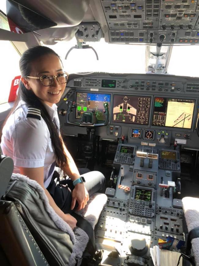 从音乐博士转行学飞 华裔女41岁成联航机师