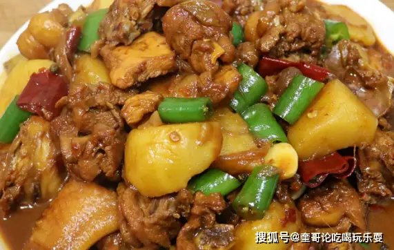 新疆大盘鸡：鸡肉鲜嫩、香辣可口、汤汁浓郁