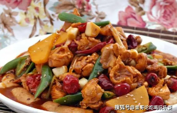 新疆大盘鸡：鸡肉鲜嫩、香辣可口、汤汁浓郁
