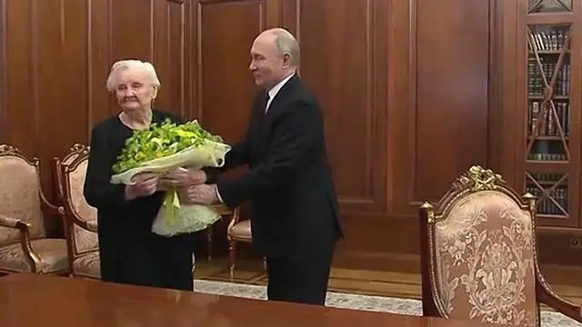 普京就职典礼后向自己91岁的中学老师献花_图1-3