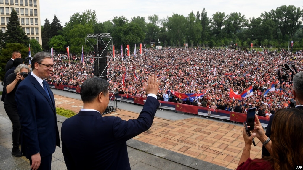 塞尔维亚总统新闻办公室提供的2024年5月8日中国领导人习近平在贝尔格莱德受到热烈欢迎的照片。