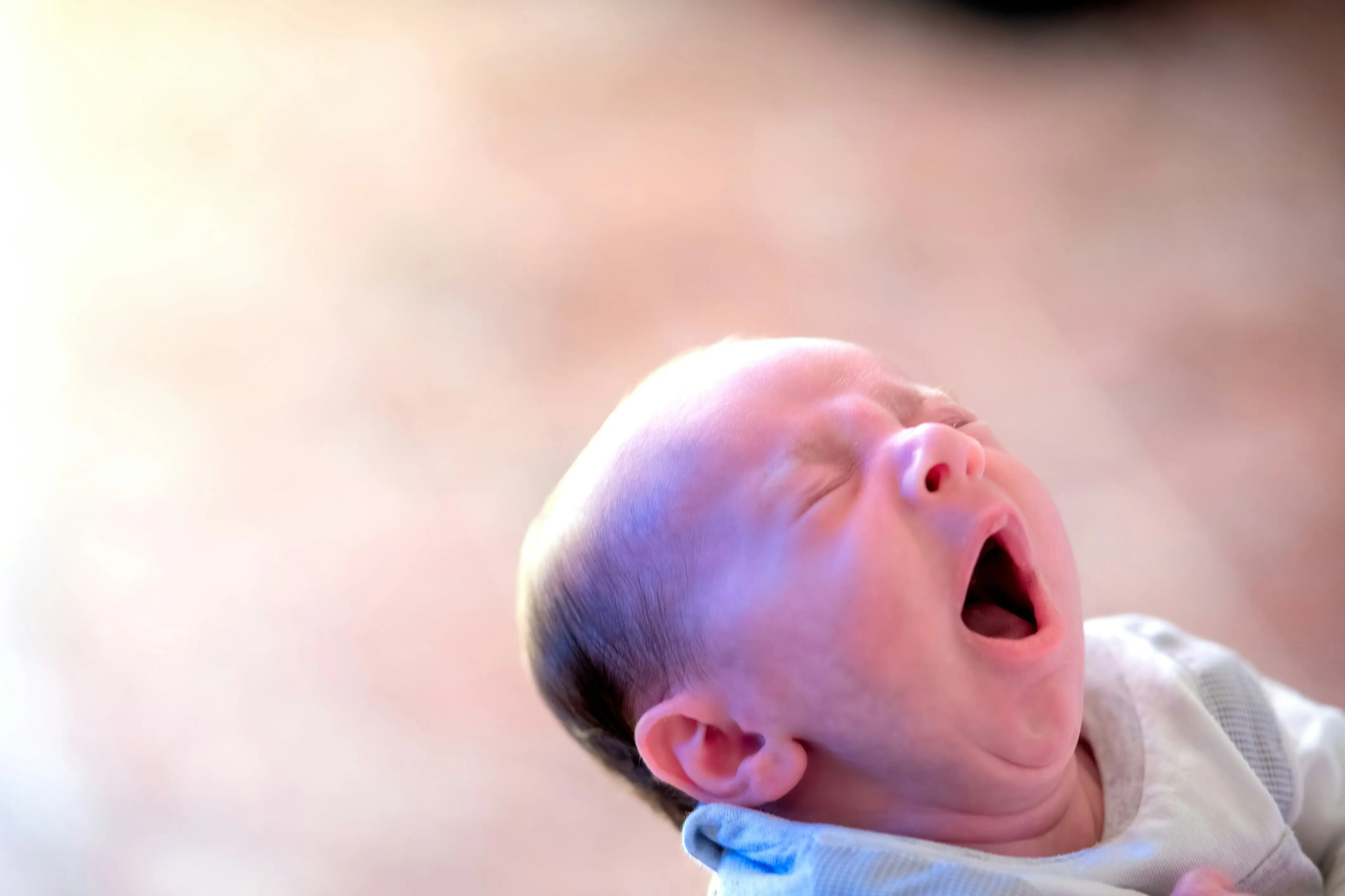 婴儿频繁喷射状吐奶是怎么了？警惕是疾病信号