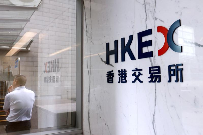 彭博引述知情人士称，中国官方拟免征中国散户投资港股之股息红利税图为香港交易所。（路透）