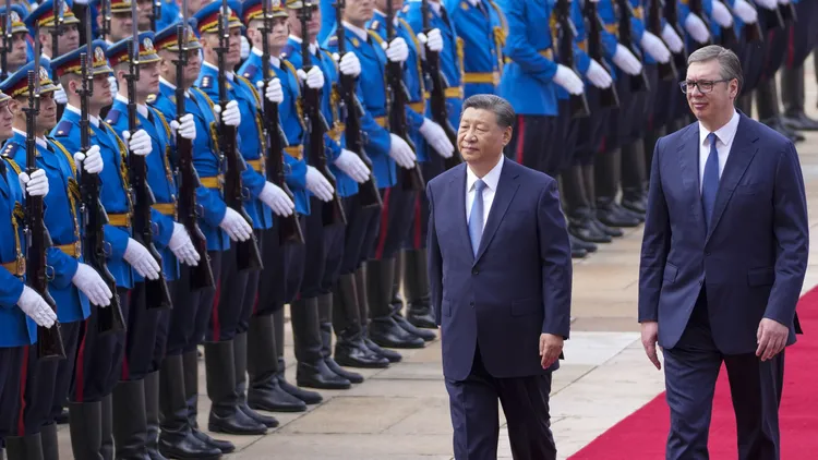 塞爾維亞總統武契奇（右）以軍禮歡迎中國國家主席習近平。美聯社
