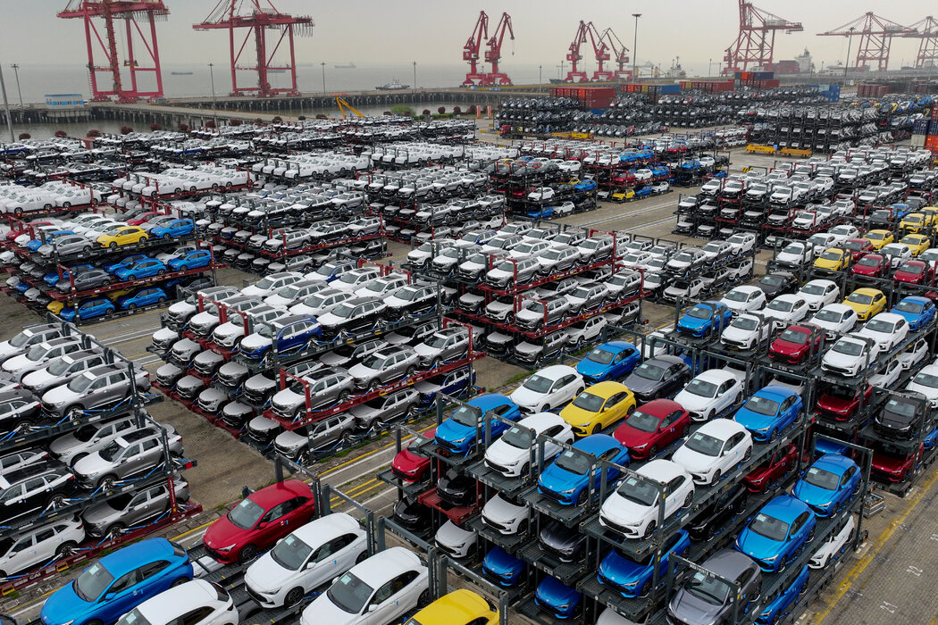 中国苏州，准备出口的电动汽车。中国在电动汽车领域的主导地位令竞争对手忧心忡忡。
