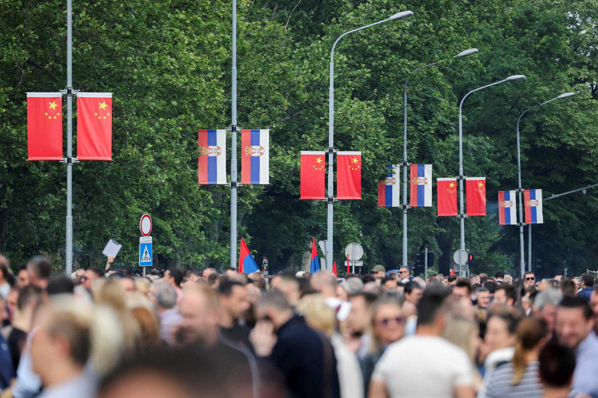 中國國家主席習近平2024年5月8日在塞爾維亞（Serbia）首都貝爾格萊德（Belgrade）出席塞爾維亞總統武契奇（Aleksandar Vucic）舉行的歡迎儀式。現場彙集一萬五千多人。（Reuters）