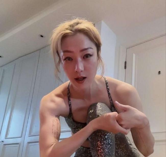 郑秀文晒恐怖刮痧照 健康状况惹人忧 郑秀文晒恐怖刮痧照 健康状况惹人忧
