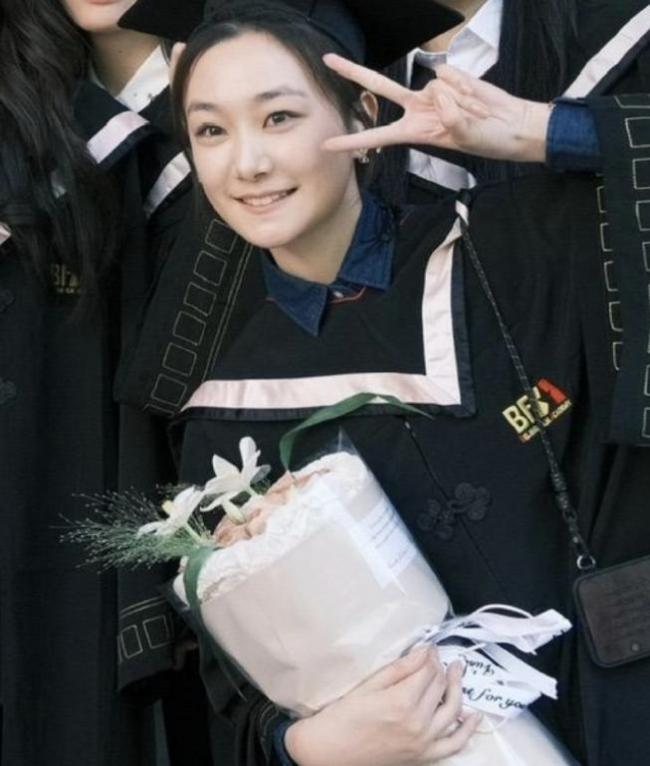孙俪妹妹北电毕业照 和夏梦一同进入娱乐圈发展 孙俪妹妹北电毕业照 和夏梦一同进入娱乐圈发展