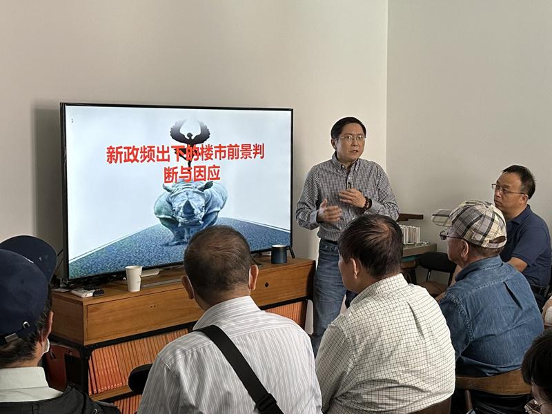 两岸房地产专家、复旦大学地产运作研究所前所长蔡为民6日在上海举办「新政频出下的楼市前景判断与因应」讲座,就房市新政的效应以及当前房地产形势进行剖析。(记者陈宥菘/摄影)