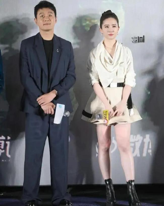 刘亦菲万元穿搭翻车!身材短板暴露 小粗腿抢镜 刘亦菲万元穿搭翻车!身材短板暴露 小粗腿抢镜