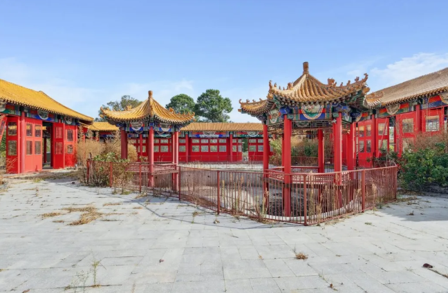 华人花巨资建中式宫廷风豪宅,如今1折贱卖... 华人花巨资建中式宫廷风豪宅,如今1折贱卖...