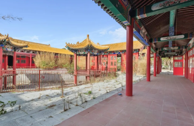 华人花巨资建中式宫廷风豪宅,如今1折贱卖... 华人花巨资建中式宫廷风豪宅,如今1折贱卖...