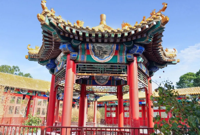 华人花巨资建中式宫廷风豪宅,如今1折贱卖... 华人花巨资建中式宫廷风豪宅,如今1折贱卖...