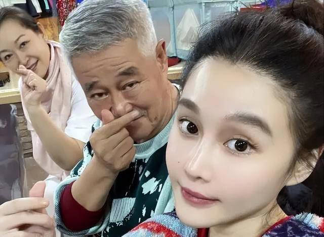 结婚不到1个月 赵本山女婿就像做贼一样… 结婚不到1个月 赵本山女婿就像做贼一样…
