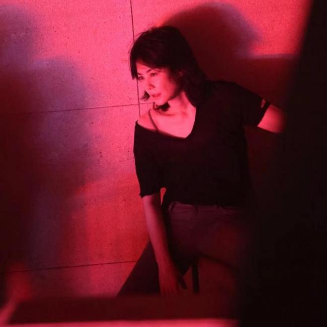 王菲带小女儿看演唱会 身材颜值看不出54岁 王菲带小女儿看演唱会 身材颜值看不出54岁