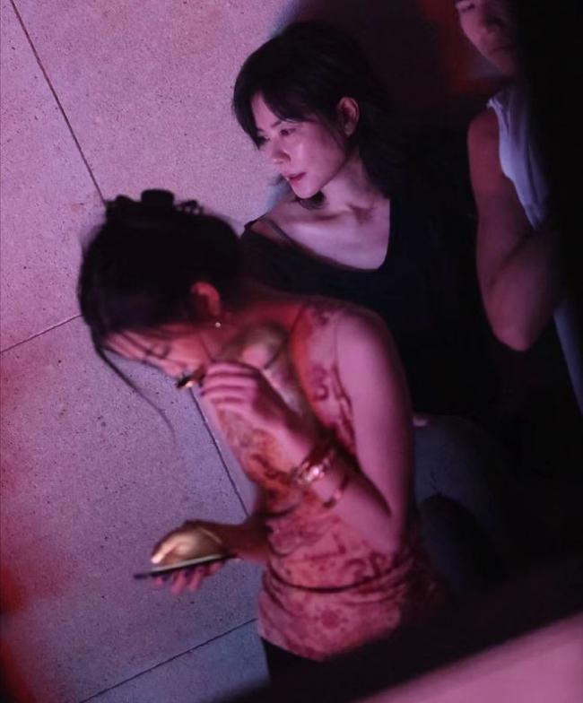王菲带小女儿看演唱会 身材颜值看不出54岁 王菲带小女儿看演唱会 身材颜值看不出54岁