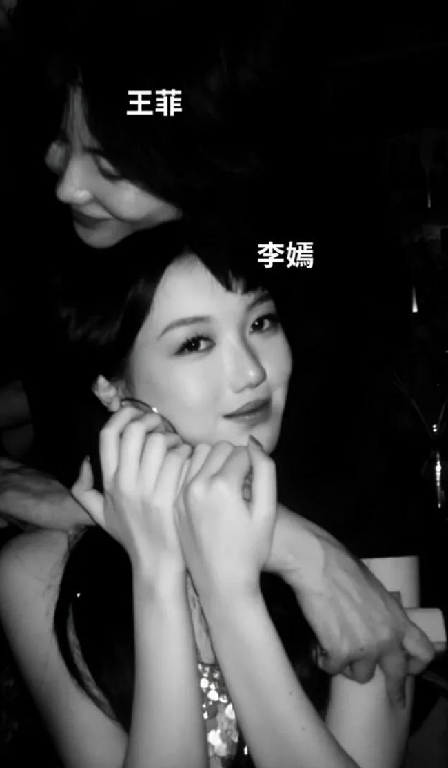 王菲带小女儿看演唱会 身材颜值看不出54岁 王菲带小女儿看演唱会 身材颜值看不出54岁