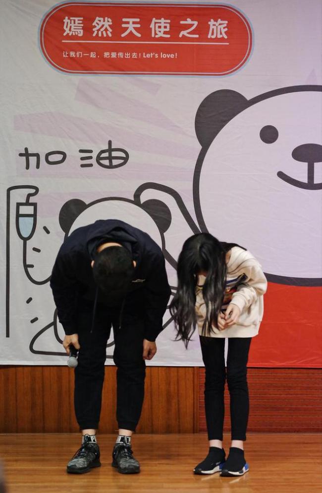 王菲带小女儿看演唱会 身材颜值看不出54岁 王菲带小女儿看演唱会 身材颜值看不出54岁