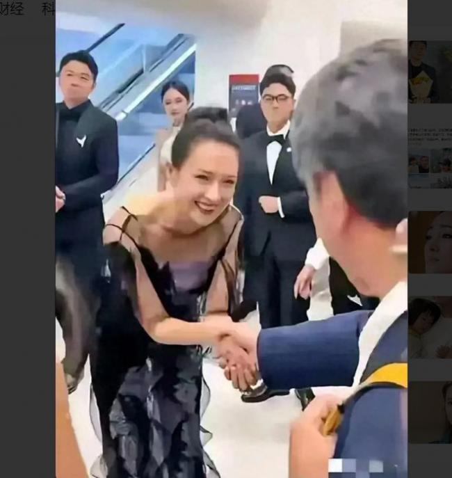 章子怡对日本导演鞠躬 这一场景引发网友热议 章子怡对日本导演鞠躬 这一场景引发网友热议