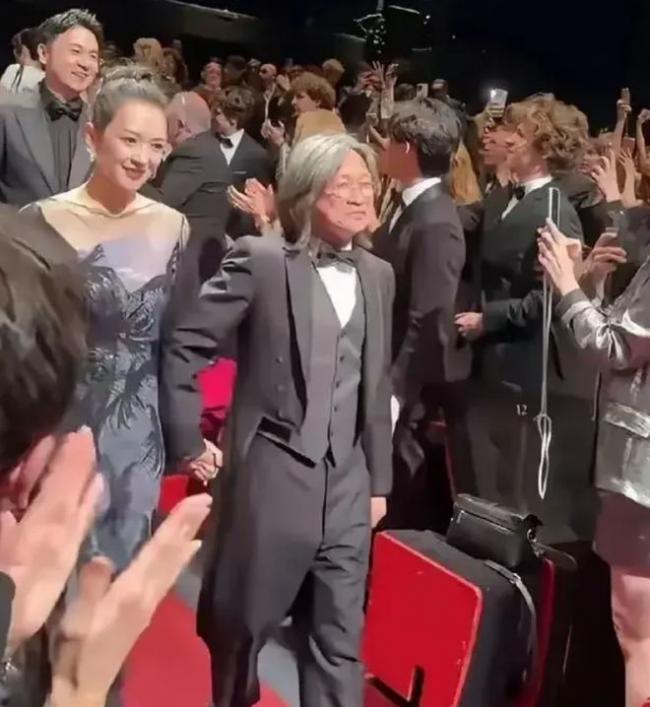 章子怡对日本导演鞠躬 这一场景引发网友热议 章子怡对日本导演鞠躬 这一场景引发网友热议