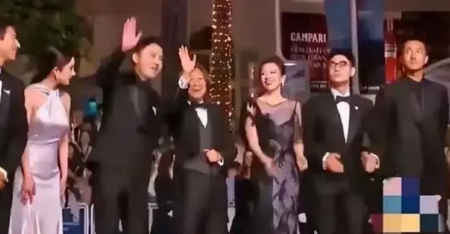 章子怡对日本导演鞠躬 这一场景引发网友热议 章子怡对日本导演鞠躬 这一场景引发网友热议