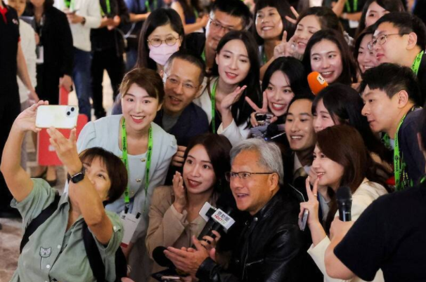 黄仁勋魅力席卷全球 中媒认怂:我们太保守 黄仁勋魅力席卷全球 中媒认怂:我们太保守