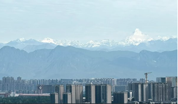 四川成都凌晨巨响 天空现雪山 四川成都凌晨巨响 天空现雪山
