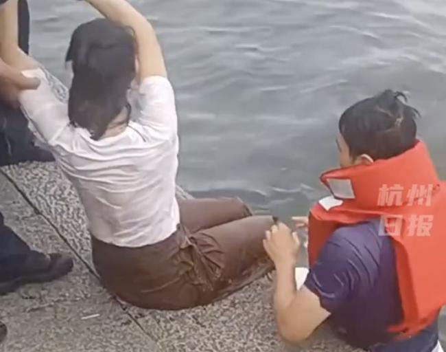 女子西湖溺水“躺平”自救 快艇赶到救上岸 女子西湖溺水“躺平”自救 快艇赶到救上岸