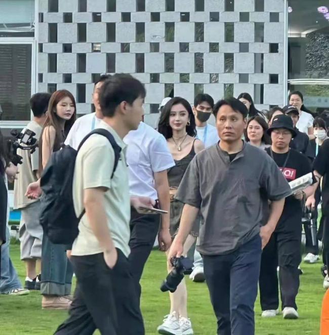 杨颖参加活动,“排骨胸”抢镜,在现场被冷落 杨颖参加活动,“排骨胸”抢镜,在现场被冷落