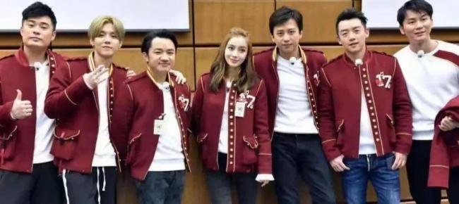 杨颖参加活动,“排骨胸”抢镜,在现场被冷落 杨颖参加活动,“排骨胸”抢镜,在现场被冷落